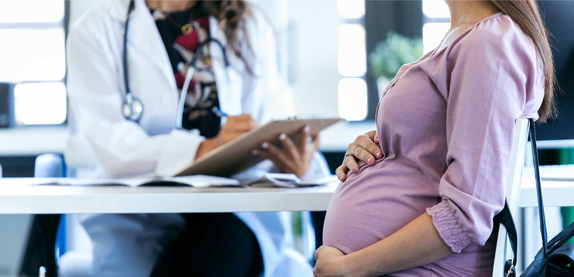 donna in gravidanza a colloquio con il medico