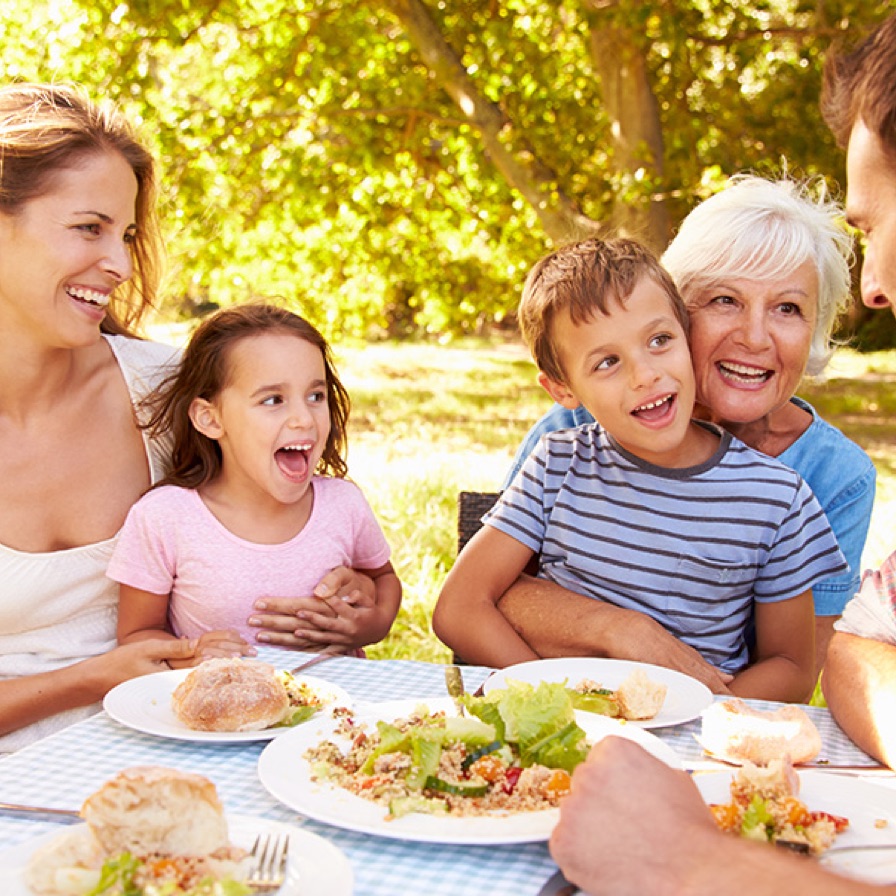 famiglia felice durante un pranzo estivo all'aperto